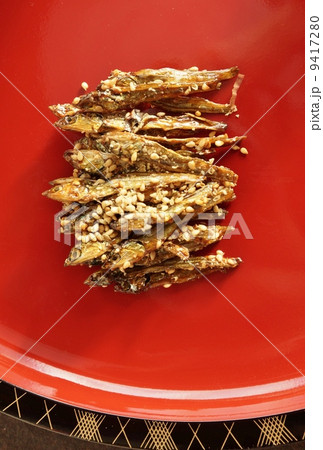 年賀状素材・赤い塗り盆におせちの田作り・縦位置ハガキ対応比 9417280