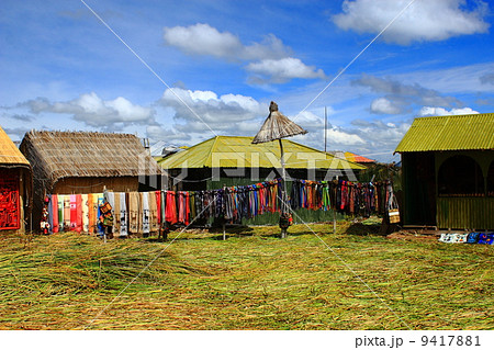 チチカカ湖ウロス島の風景 9417881