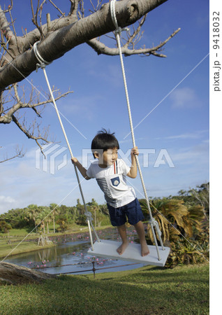 ブランコをする子供 9418032