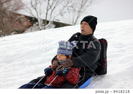 親子でソリ滑り 9418218