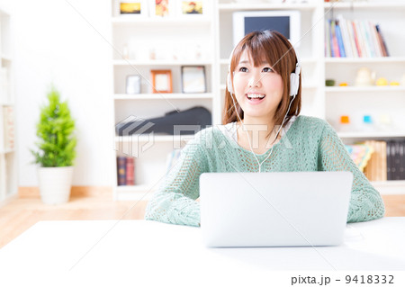 パソコンを使う女性 パソコンを使う女性 9418332