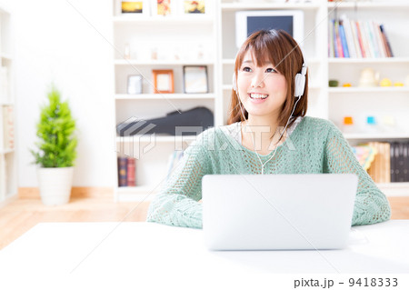 パソコンを使う女性 パソコンを使う女性 9418333