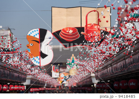 浅草 仲見世通りの正月飾り 9418485