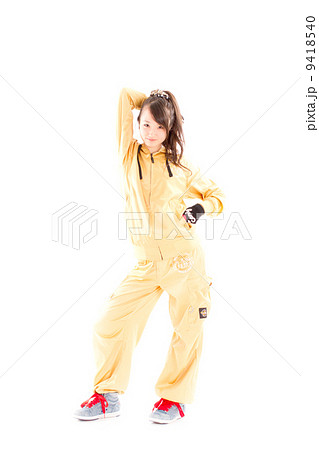 ヒップホップダンスを踊る可愛いらしい元気な女の子 9418540