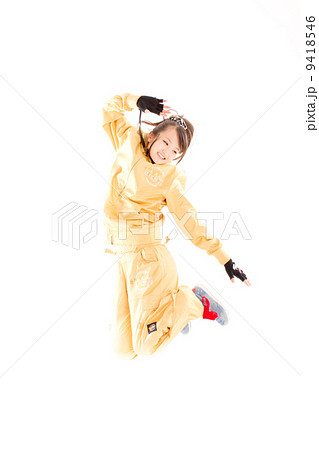 ヒップホップダンスを踊る可愛いらしい元気な女の子 9418546