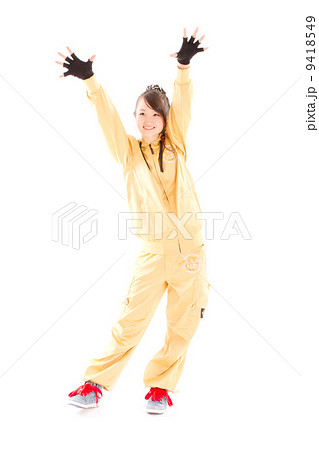 ヒップホップダンスを踊る可愛いらしい元気な女の子 ヒップホップダンスを踊る可愛いらしい元気な女の子 9418549