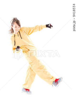 ヒップホップダンスを踊る可愛いらしい元気な女の子 9418554