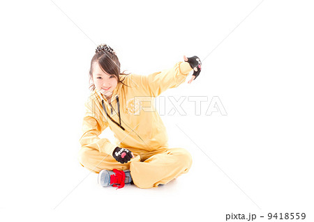 ヒップホップダンスを踊る可愛いらしい元気な女の子 9418559