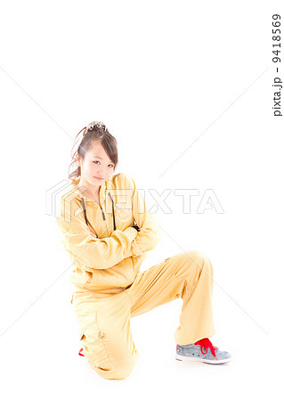 ヒップホップダンスを踊る可愛いらしい元気な女の子 9418569