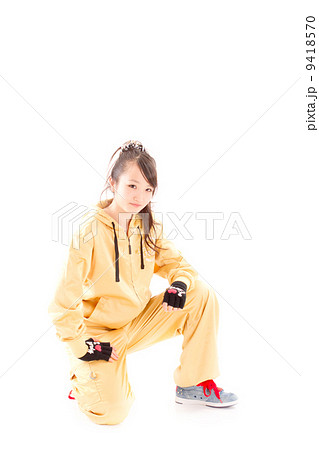 ヒップホップダンスを踊る可愛いらしい元気な女の子の写真素材