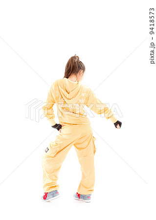 ヒップホップダンスを踊る可愛いらしい元気な女の子 9418573