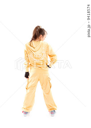 ヒップホップダンスを踊る可愛いらしい元気な女の子 9418574