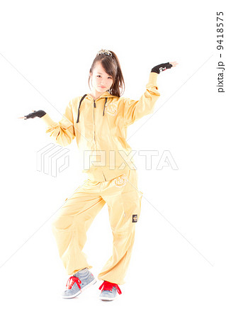 ヒップホップダンスを踊る可愛いらしい元気な女の子 9418575