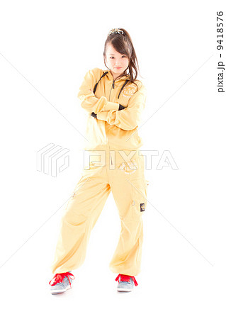ヒップホップダンスを踊る可愛いらしい元気な女の子 9418576
