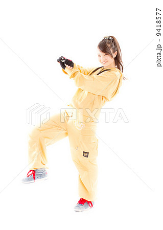 ヒップホップダンスを踊る可愛いらしい元気な女の子 9418577