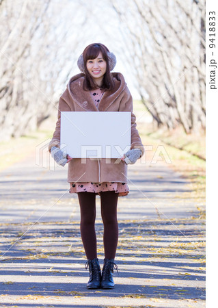 ホワイトボードを持つ女性 9418833