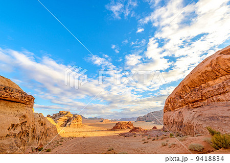 ヨルダンの砂漠(ワディ・ラム、ウンム・フルースより) ヨルダンの砂漠(ワディ・ラム、ウンム・フルースより) 9418834