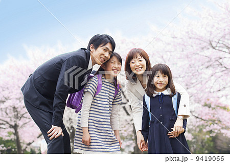 桜並木の家族 9419066