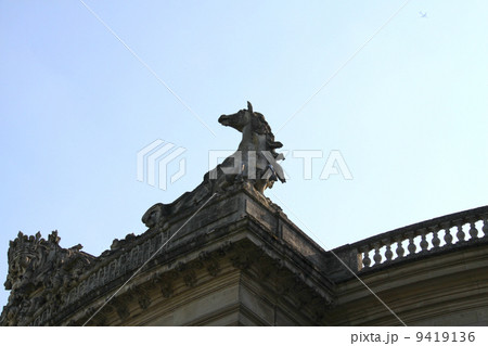 競馬博物館の門にある馬の彫刻 競馬博物館の門にある馬の彫刻 9419136