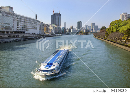 八軒家浜を行く水上バス 八軒家浜を行く水上バス 9419329