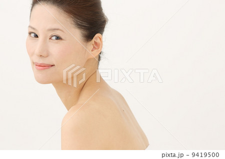 美容・振り返る女性 9419500