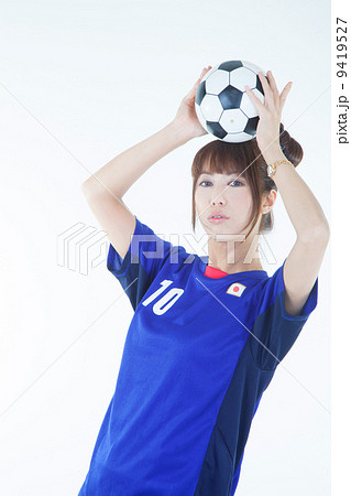 サッカーボールを持つ女性サポーターの写真素材