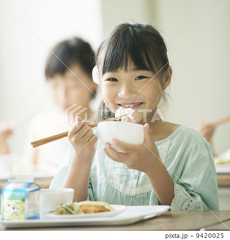 給食を食べる小学生 給食を食べる小学生 9420025