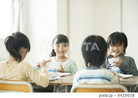 給食を食べる小学生 9420038
