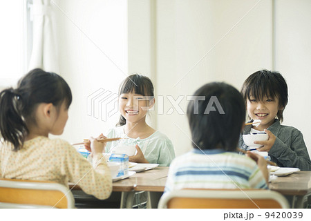 給食を食べる小学生 9420039