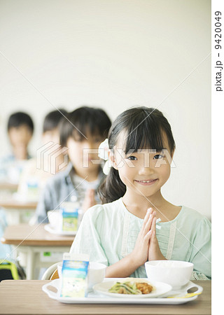 給食を前に手を合わせる小学生 給食を前に手を合わせる小学生 9420049