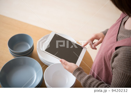 主婦とタブレット 9420232