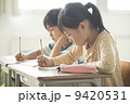 勉強をする小学生 9420531