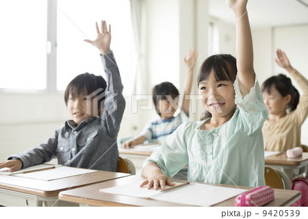 教室で手を挙げる小学生 9420539