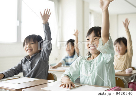 教室で手を挙げる小学生 9420540