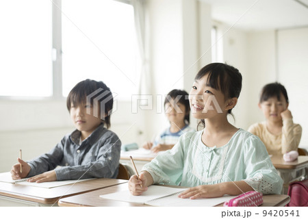 教室で授業を受ける小学生 9420541