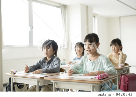教室で授業を受ける小学生 9420542