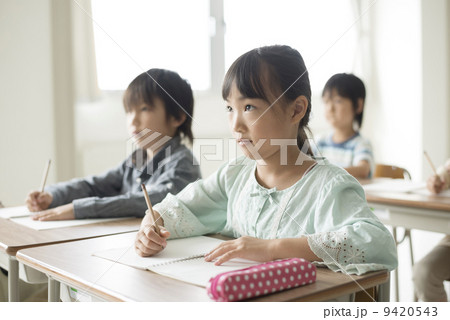 教室で授業を受ける小学生 9420543