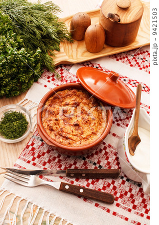 roasted potatoes with sauce in the pot 9421503