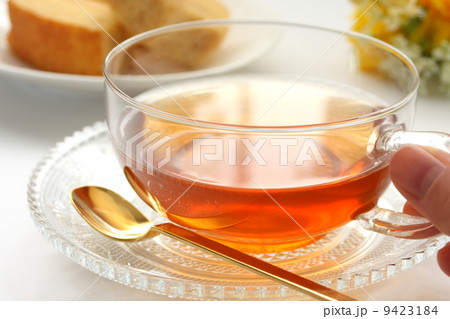 紅茶 手 バームクーヘン 洋菓子 ティータイム 白背景 紅茶 手 バームクーヘン 洋菓子 ティータイム 白背景 9423184
