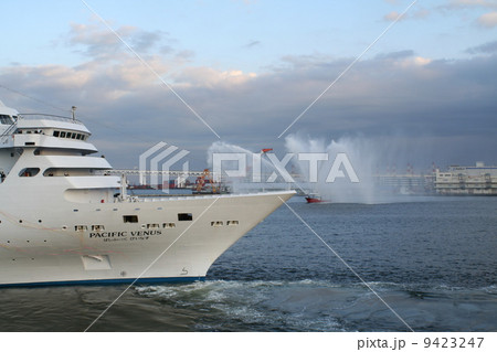 放水の歓送を受けるぱしふぃっくびいなす 9423247