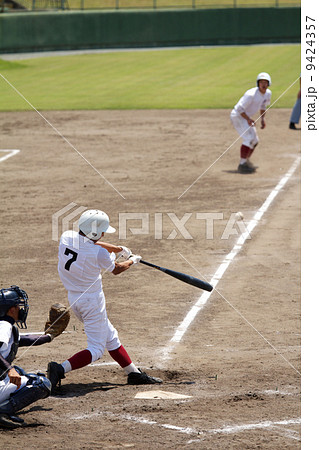 高校野球でチャンスに長打を放つバッター 高校野球でチャンスに長打を放つバッター 9424357