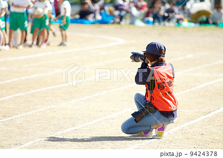 小学校運動会の専属カメラマン 9424378