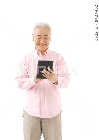 タブレットPCを使うシニア男性 9424402
