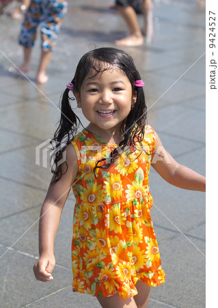 噴水場で水遊びする女の子 噴水場で水遊びする女の子 9424527