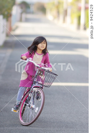 自転車をこぐ女の子 自転車をこぐ女の子 9424529