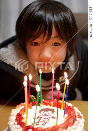 男の子とバースデーケーキ 9424534