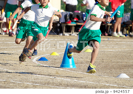 小学校運動会での白熱したリレー 9424557