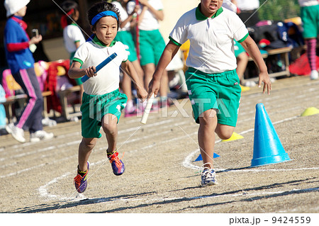 小学校運動会での白熱したリレーの写真素材