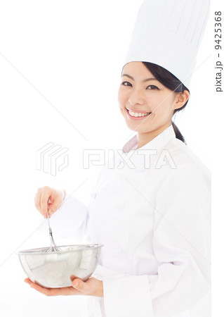 料理する女性 9425368