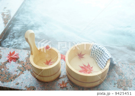 秋冬の素材・温泉の朝、湯煙りに霞む湯桶の中のイロハモミジとオオモミジ・俯瞰横位置 秋冬の素材・温泉の朝、湯煙りに霞む湯桶の中のイロハモミジとオオモミジ・俯瞰横位置 9425451